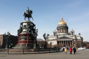 Из-за аномального тепла в Санкт-Петербурге стартовало мытьё&nbsp;улиц